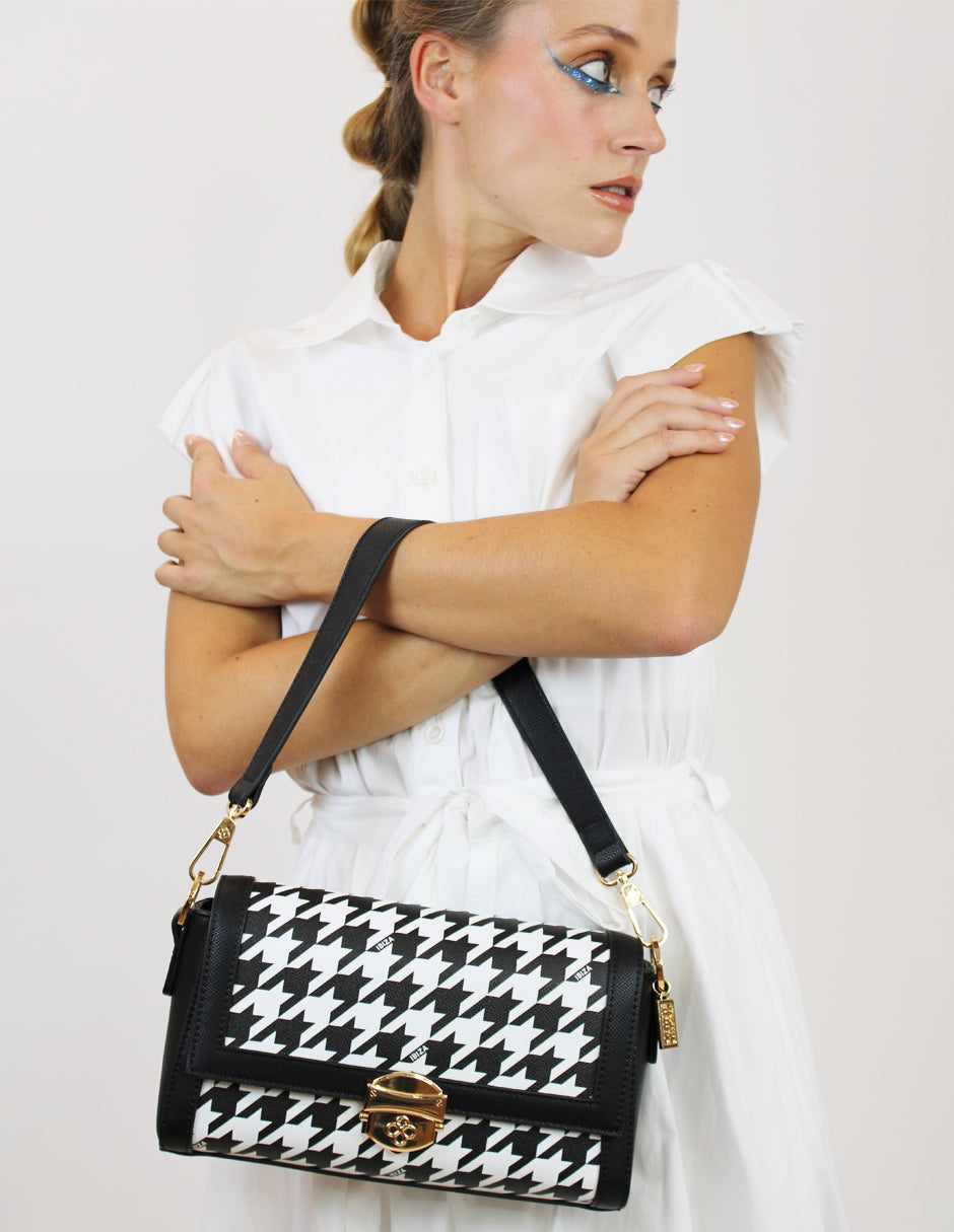 Bolso Jaime Ibiza con estampado de pata de gallo en blanco y negro, asa negra y herrajes dorados.