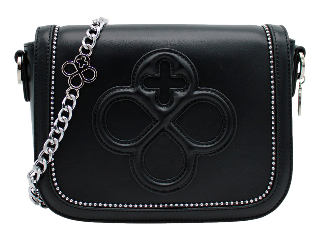Bolsa negra con correa de cadena plateada y detalle decorativo en relieve frontal.