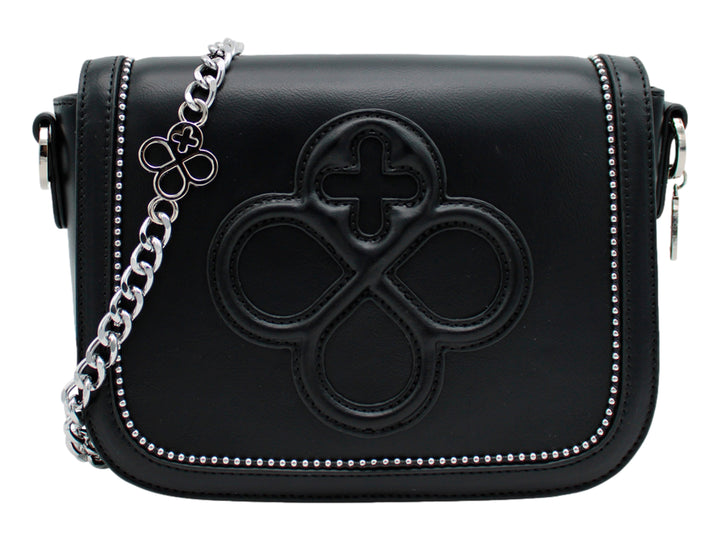 Bolsa negra con correa de cadena plateada y detalle decorativo en relieve frontal.
