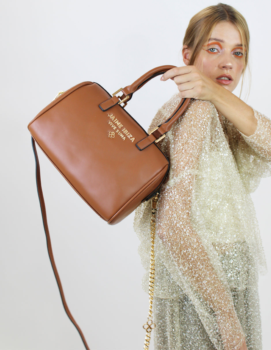Bolso de mano color caramelo marca Jaime Ibiza con asas cortas y detalles en dorado.