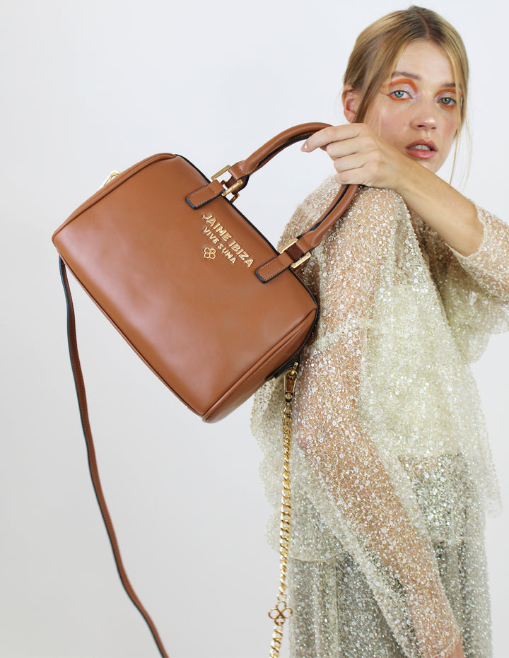 Bolso de mano color caramelo marca Jaime Ibiza con asas cortas y detalles en dorado.
