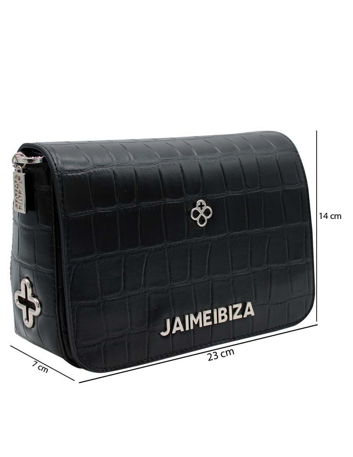 Bolso de hombro negro con textura de cocodrilo, correa ancha tejida y detalle metálico en forma de cruz.