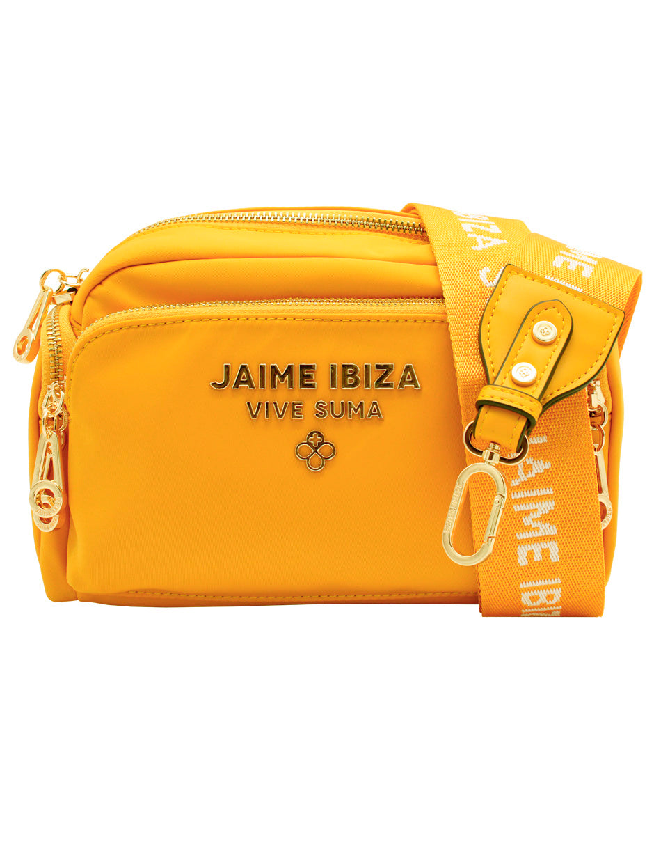 Bolso pequeño color mostaza de la marca Jaime Ibiza con correa ancha y detalles metálicos dorados.