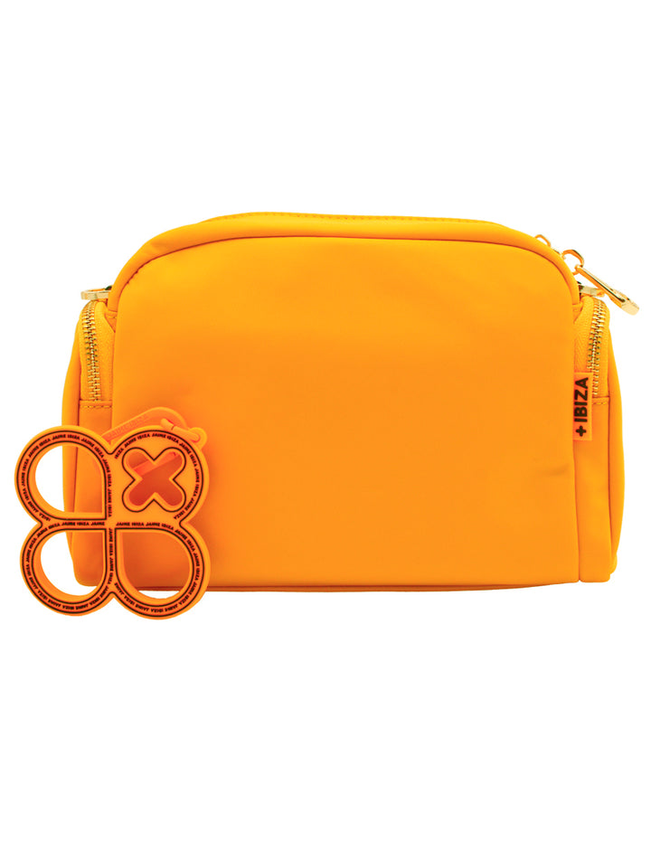 Bolso pequeño color mostaza de la marca Jaime Ibiza con correa ancha y detalles metálicos dorados.