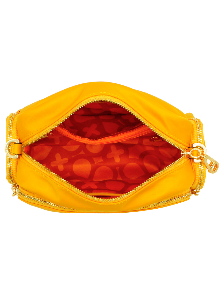 Bolso pequeño color mostaza de la marca Jaime Ibiza con correa ancha y detalles metálicos dorados.
