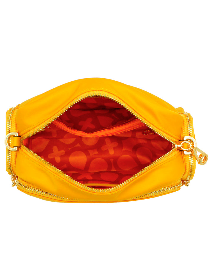 Bolso pequeño color mostaza de la marca Jaime Ibiza con correa ancha y detalles metálicos dorados.