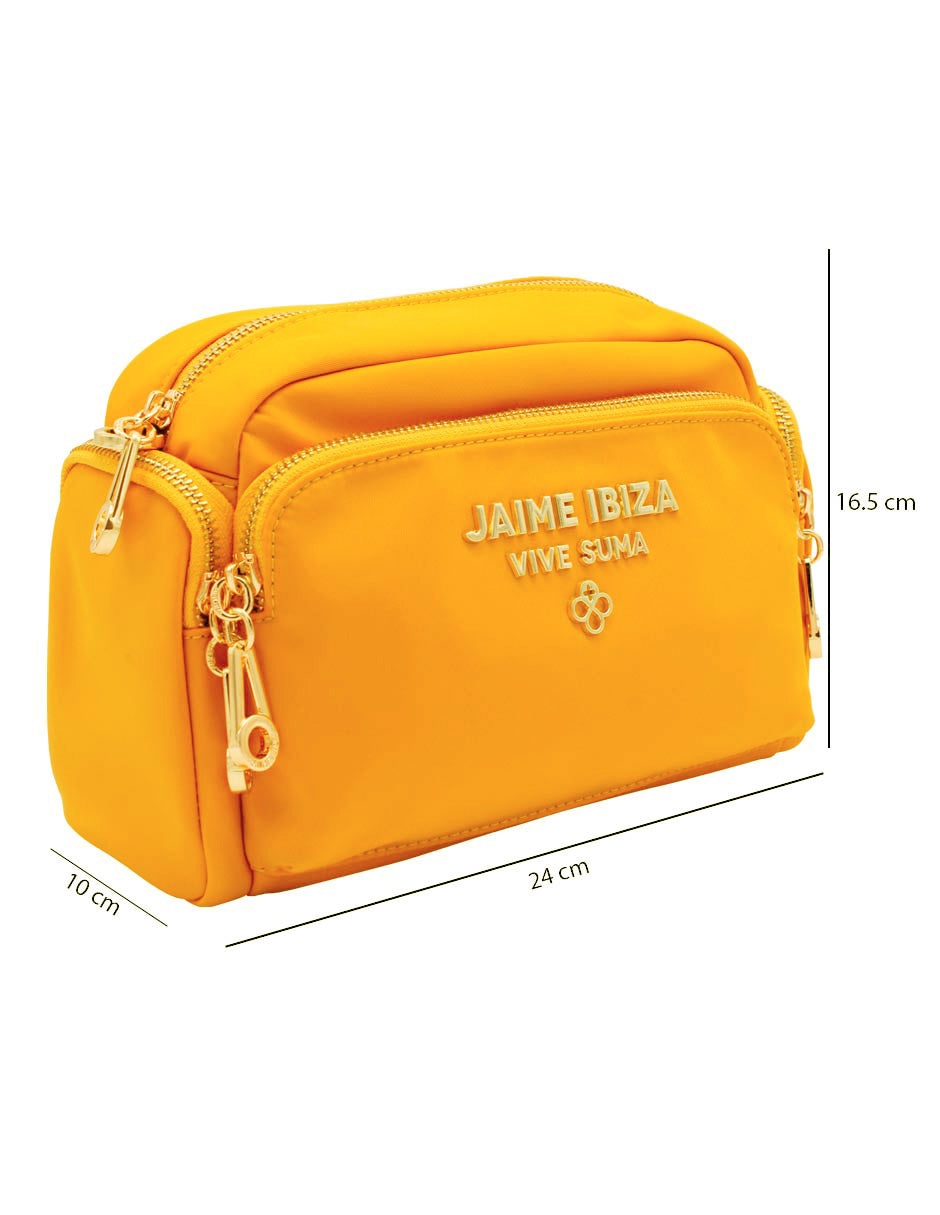 Bolso pequeño color mostaza de la marca Jaime Ibiza con correa ancha y detalles metálicos dorados.