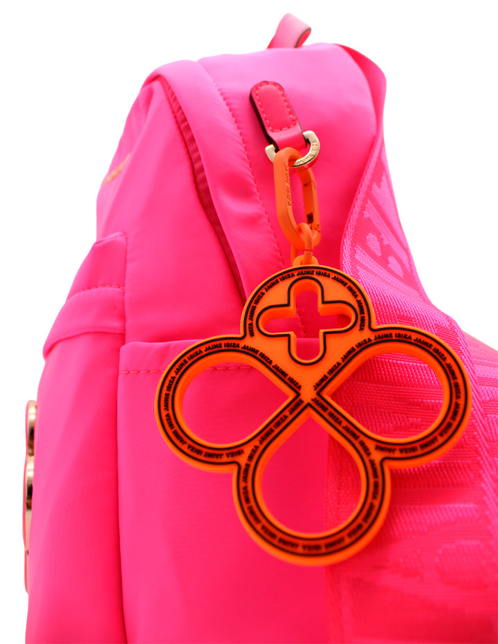Mochila color rosa neón de la marca Jaime Ibiza con bolsillo frontal y detalles en dorado.