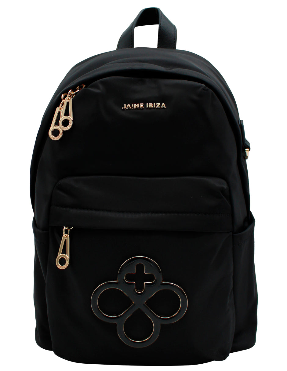 Mochila negra de Jaime Ibiza con detalles y herrajes en color dorado y un logotipo circular en el bolsillo frontal.