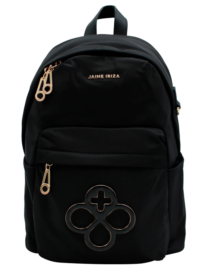Mochila negra de Jaime Ibiza con detalles y herrajes en color dorado y un logotipo circular en el bolsillo frontal.
