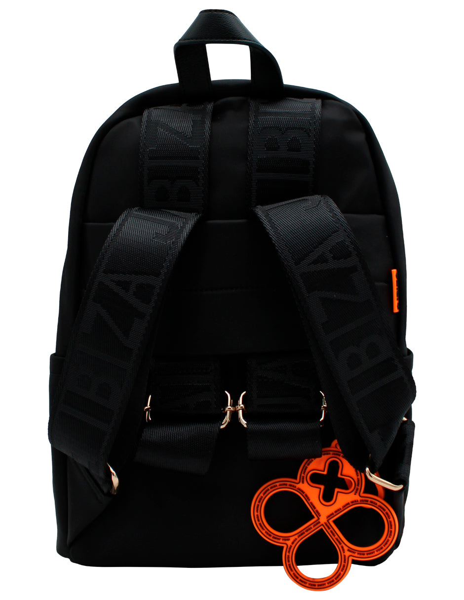 Mochila negra de Jaime Ibiza con detalles y herrajes en color dorado y un logotipo circular en el bolsillo frontal.