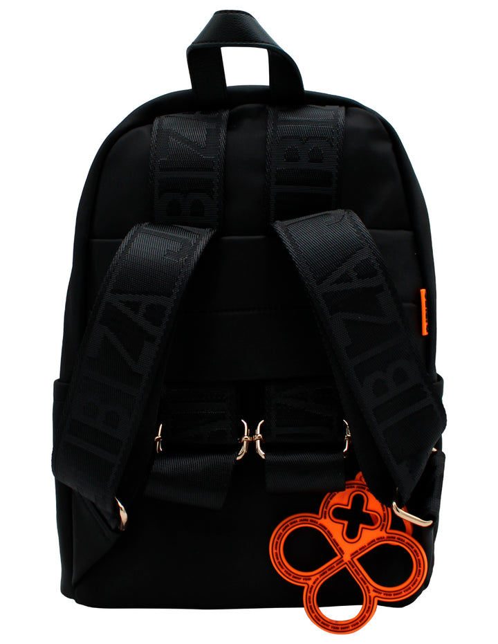 Mochila negra de Jaime Ibiza con detalles y herrajes en color dorado y un logotipo circular en el bolsillo frontal.