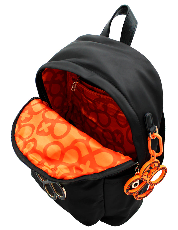 Mochila negra de Jaime Ibiza con detalles y herrajes en color dorado y un logotipo circular en el bolsillo frontal.