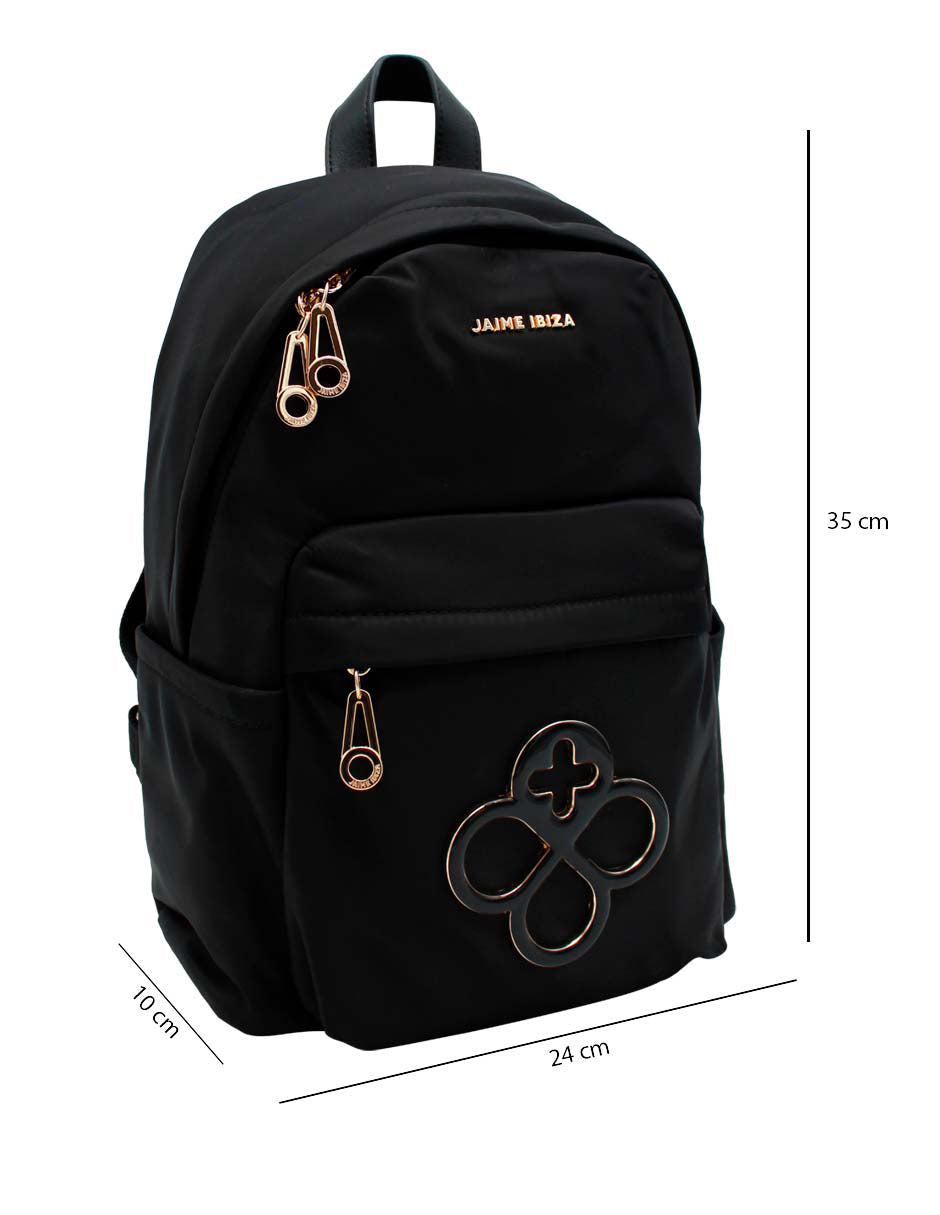 Mochila negra de Jaime Ibiza con detalles y herrajes en color dorado y un logotipo circular en el bolsillo frontal.