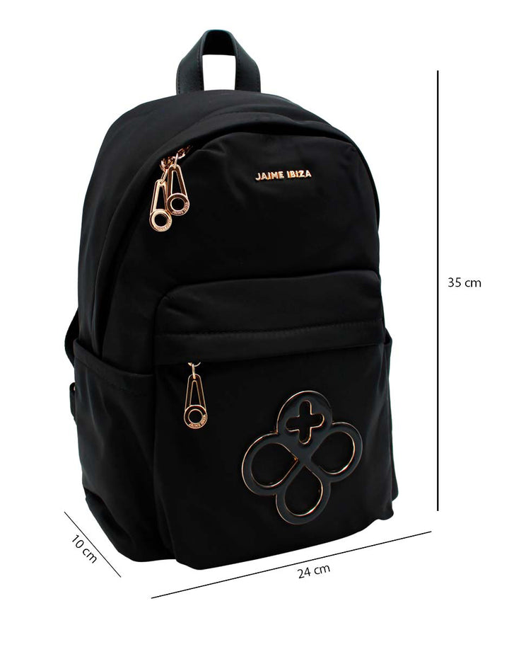 Mochila negra de Jaime Ibiza con detalles y herrajes en color dorado y un logotipo circular en el bolsillo frontal.