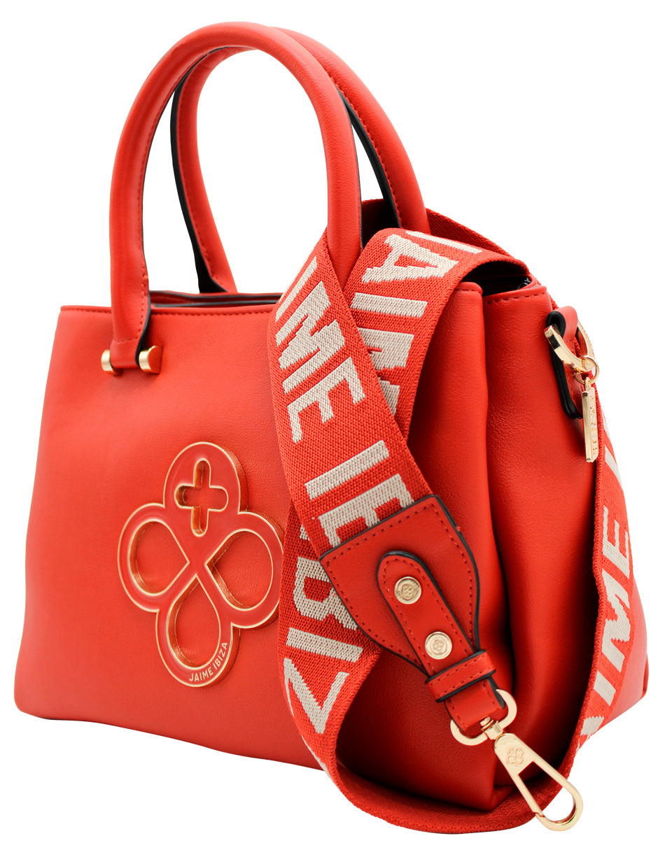 Bolso de mano color terracota con asa superior, cadena dorada y logotipo decorativo en el frente.