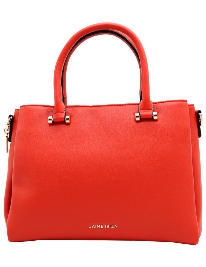Bolso de mano color terracota con asa superior, cadena dorada y logotipo decorativo en el frente.