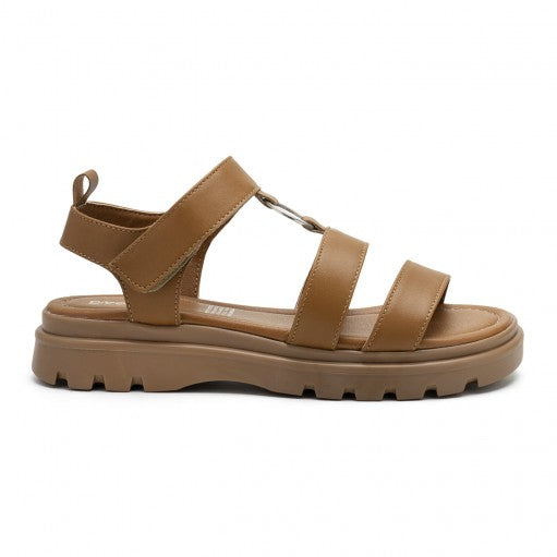 Sandalia de plataforma color camel con correas ajustables y suela gruesa dentada para mujer.