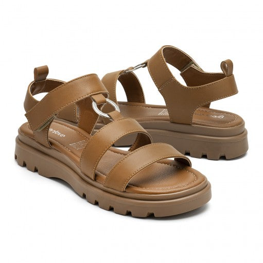 Sandalia de plataforma color camel con correas ajustables y suela gruesa dentada para mujer.