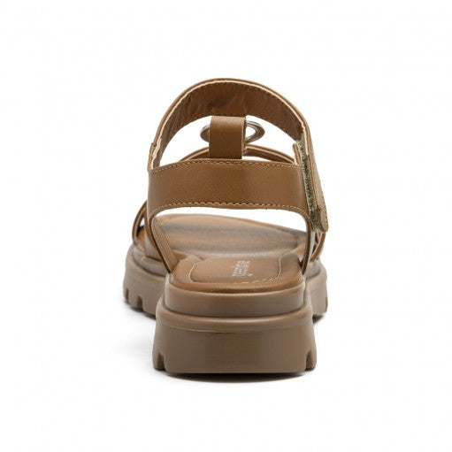 Sandalia de plataforma color camel con correas ajustables y suela gruesa dentada para mujer.