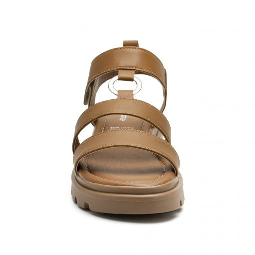 Sandalia de plataforma color camel con correas ajustables y suela gruesa dentada para mujer.