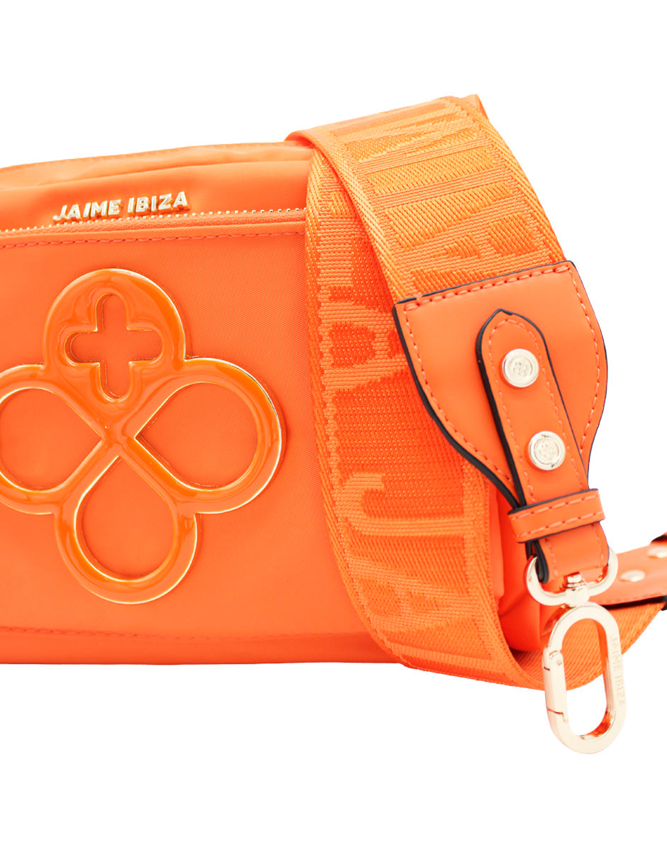 Bolso neceser color naranja de Jaime Ibiza con detalles plateados y logo en relieve.