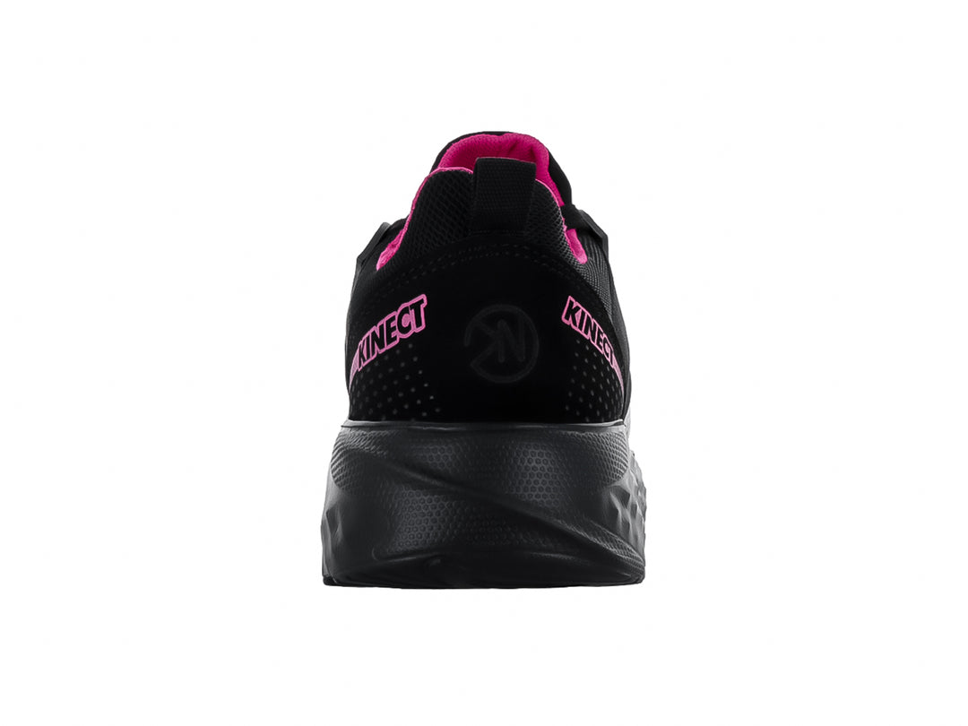 Tenis deportivos KINECT color negro con detalles en fucsia y suela gruesa.