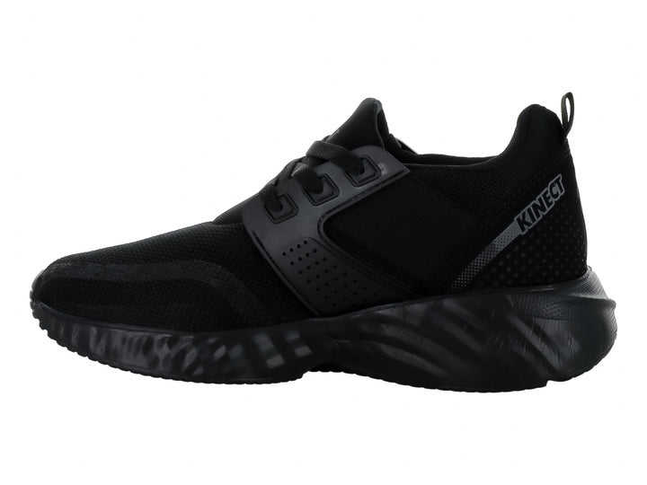 Tenis KINECT color negro monocromo con diseño deportivo, malla transpirable y suela texturizada.