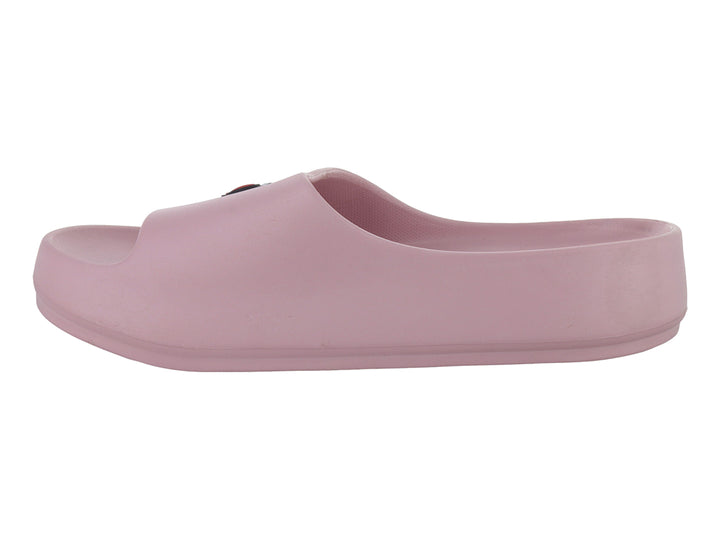 Sandalia tipo slide de color rosa con un pequeño detalle decorativo en la parte superior.