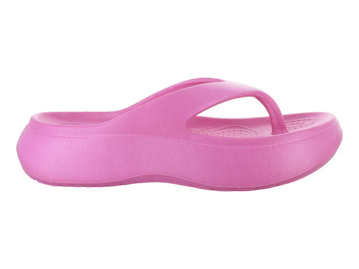 Sandalia de plataforma color magenta para mujer con diseño sencillo y suela ancha.
