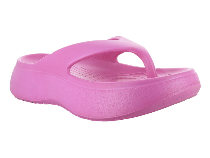 Sandalia de plataforma color magenta para mujer con diseño sencillo y suela ancha.