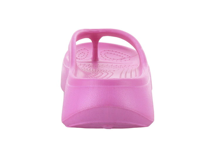 Sandalia de plataforma color magenta para mujer con diseño sencillo y suela ancha.