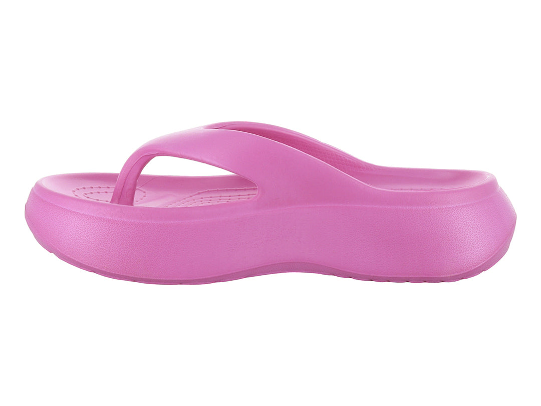 Sandalia de plataforma color magenta para mujer con diseño sencillo y suela ancha.
