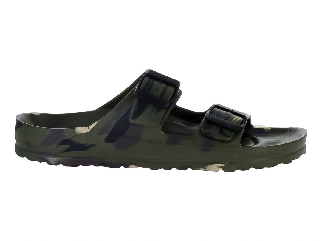 Sandalias tipo slide con estampado de camuflaje militar en tonos verdes y negros con dos correas ajustables.