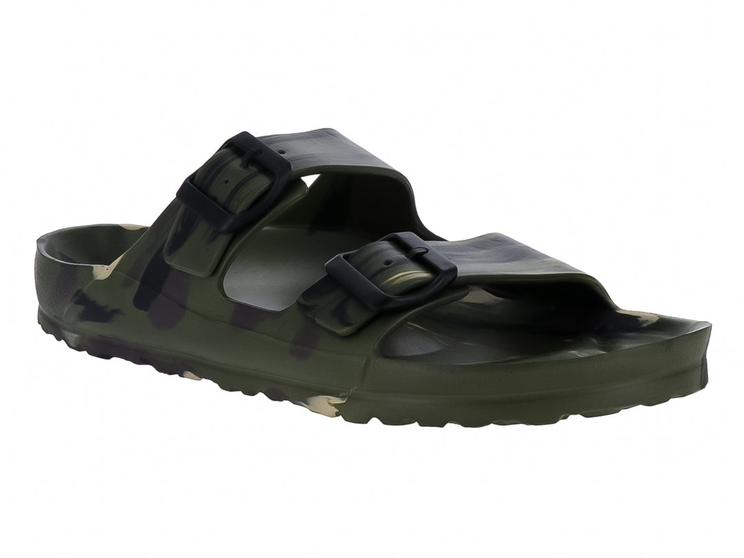 Sandalias tipo slide con estampado de camuflaje militar en tonos verdes y negros con dos correas ajustables.