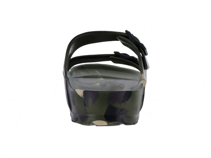 Sandalias tipo slide con estampado de camuflaje militar en tonos verdes y negros con dos correas ajustables.