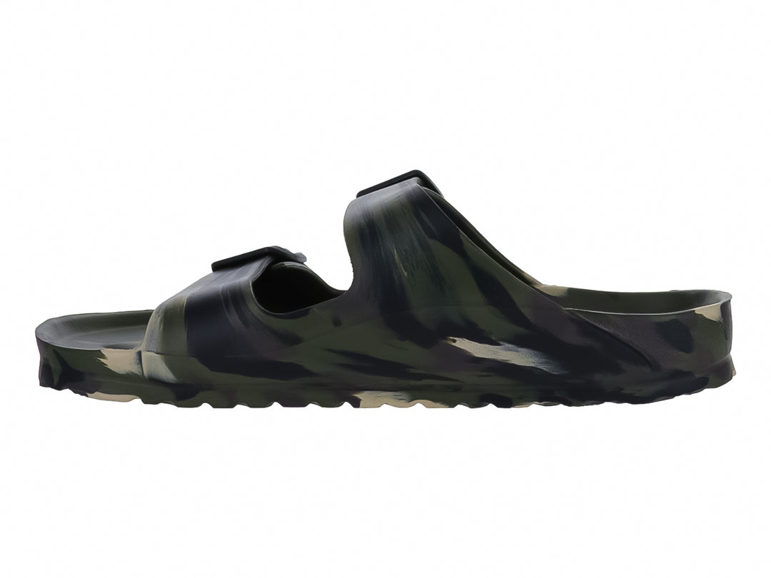 Sandalias tipo slide con estampado de camuflaje militar en tonos verdes y negros con dos correas ajustables.
