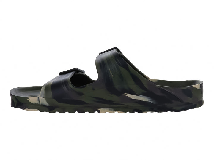 Sandalias tipo slide con estampado de camuflaje militar en tonos verdes y negros con dos correas ajustables.