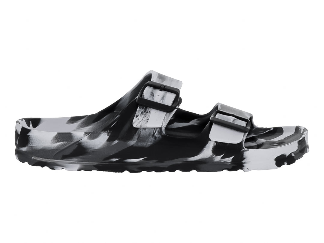 Sandalia tipo slide con estampado de camuflaje en tonos gris, negro y blanco con dos hebillas ajustables.