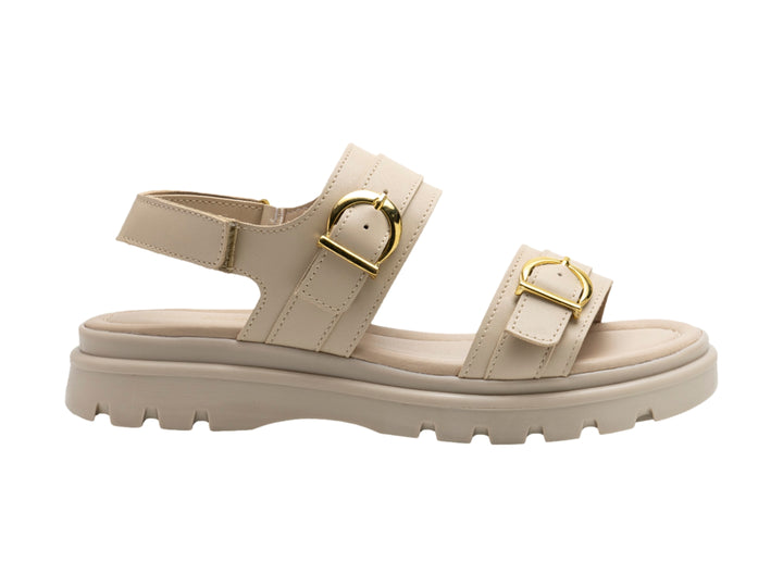 Sandalias color avena con suela de plataforma y hebillas doradas.