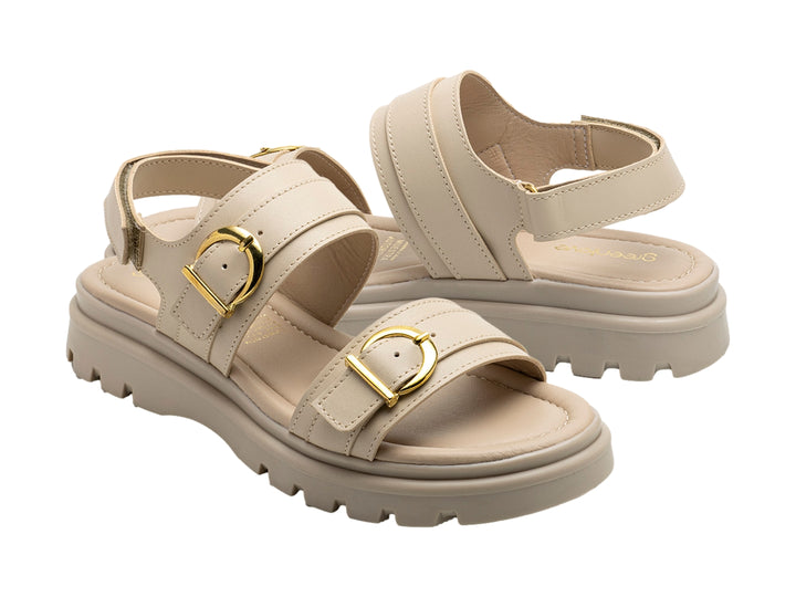 Sandalias color avena con suela de plataforma y hebillas doradas.