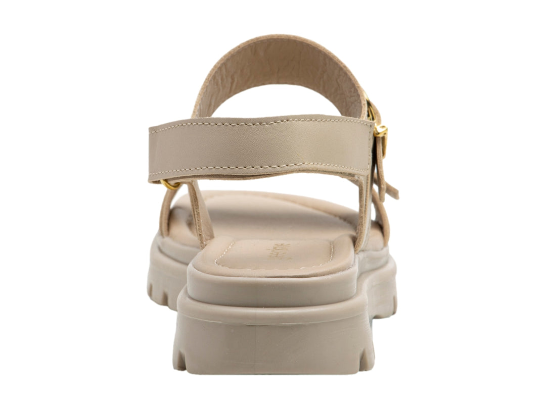Sandalias color avena con suela de plataforma y hebillas doradas.