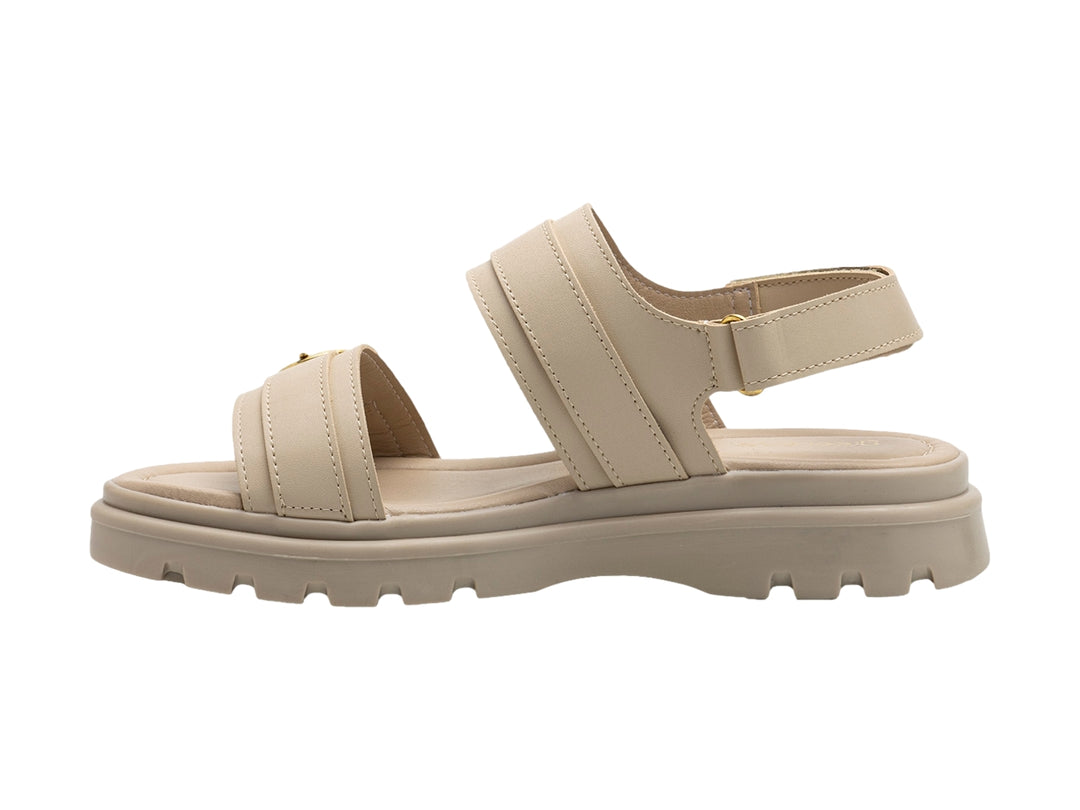 Sandalias color avena con suela de plataforma y hebillas doradas.