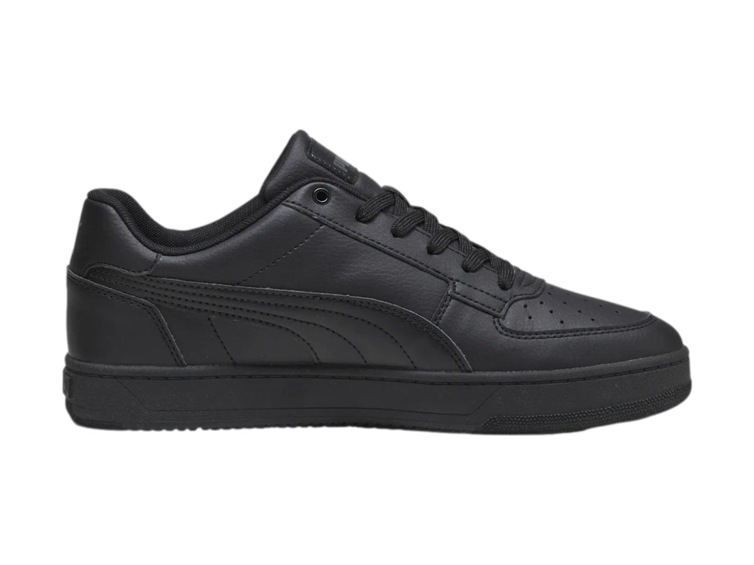 Tenis PUMA Caven 2.0 en color negro, vista lateral sobre fondo blanco.