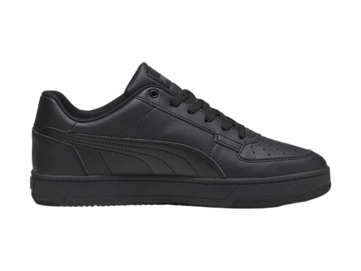 Tenis PUMA Caven 2.0 en color negro, vista lateral sobre fondo blanco.
