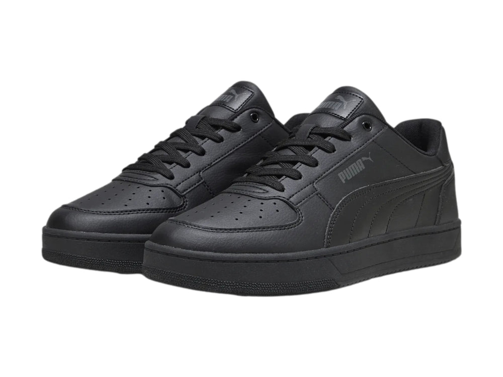Tenis PUMA Caven 2.0 en color negro, vista lateral sobre fondo blanco.