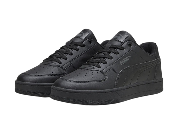 Tenis PUMA Caven 2.0 en color negro, vista lateral sobre fondo blanco.