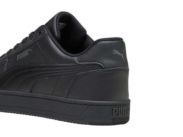 Tenis PUMA Caven 2.0 en color negro, vista lateral sobre fondo blanco.