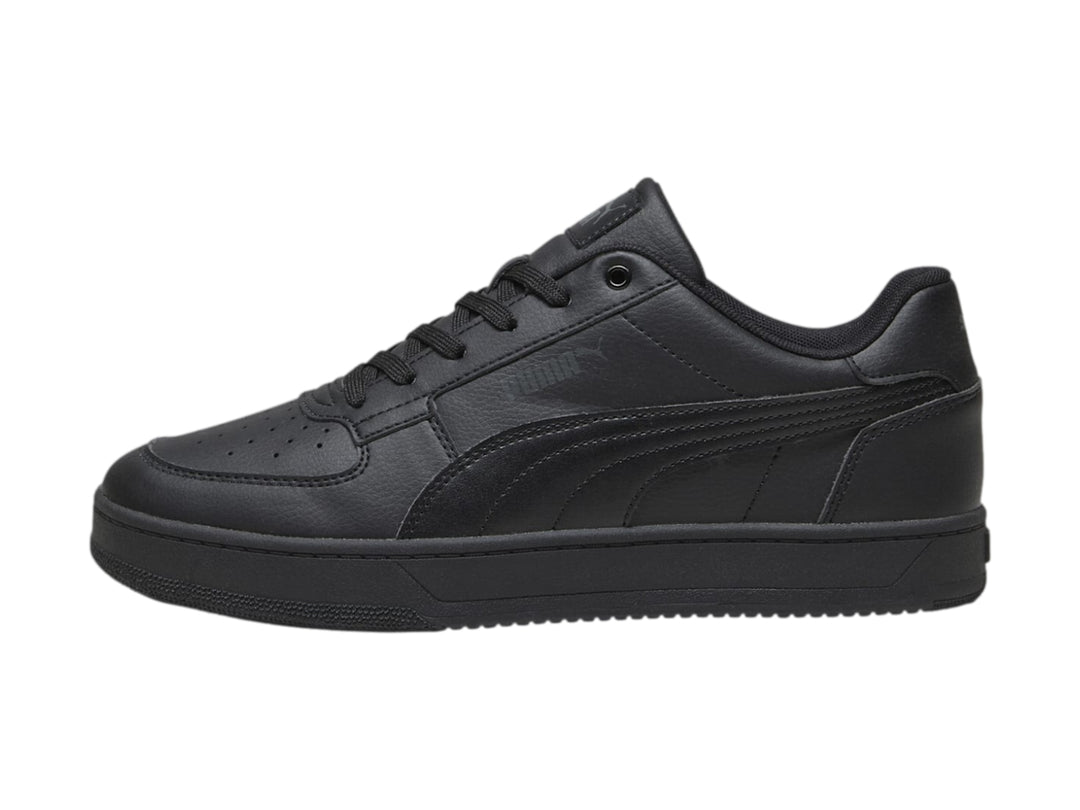 Tenis PUMA Caven 2.0 en color negro, vista lateral sobre fondo blanco.