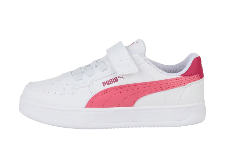 Tenis PUMA blancos con detalles en rosa, cordones y correa de velcro.